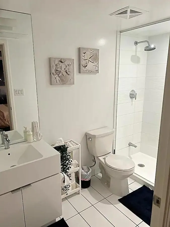 Modern 2Bd + 2 Bath By Cn Tower With Free Parking. Apartment Toronto