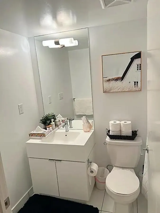 Modern 2Bd + 2 Bath By Cn Tower With Free Parking. Apartment Toronto 0*,  Canada