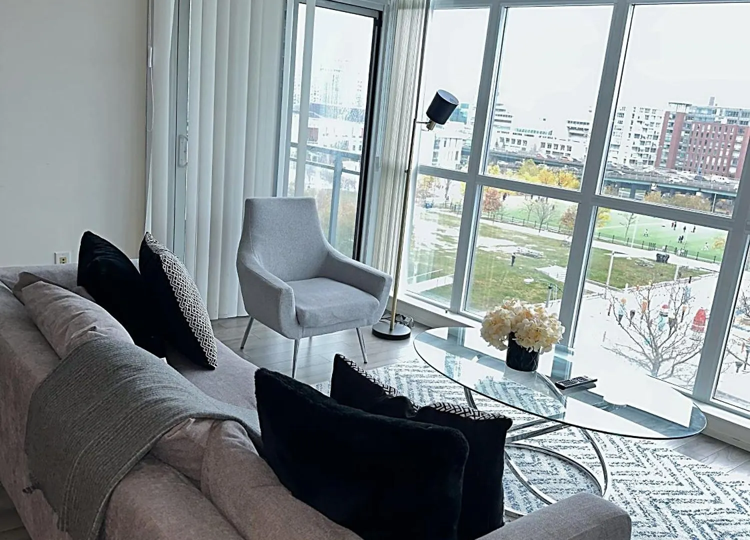 Modern 2Bd + 2 Bath By Cn Tower With Free Parking. Apartment Toronto