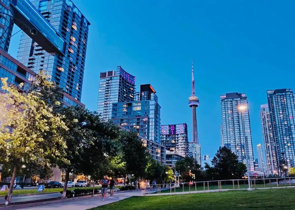 Modern 2Bd + 2 Bath By Cn Tower With Free Parking. Apartment Toronto