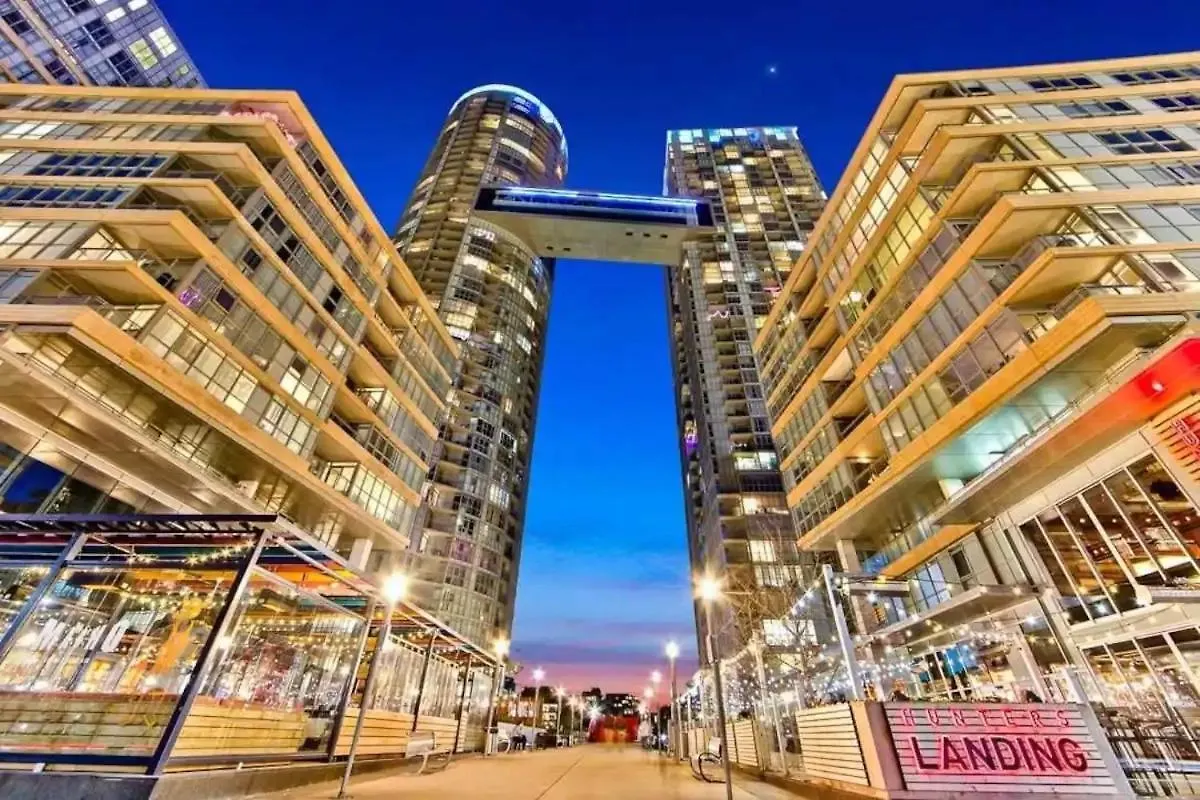 Modern 2Bd + 2 Bath By Cn Tower With Free Parking. Apartment Toronto